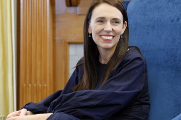 முணுமுணுத்த தகாத வார்த்தைகள் ஒலிவாங்கியில் ஒலித்ததால் அதிர்ச்சியடைத்த நியூசிலந்துப் பிரதமர்!