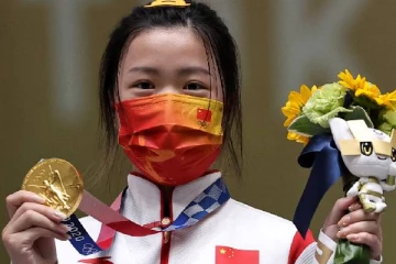 ஒலிம்பிக்கில் முதல் தங்கப்பதக்கத்தை தனதாக்கிய சீனா