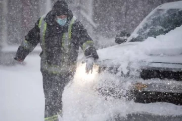 கனடா தலைநகரில் வரலாறு காணாத பனிப்பொழிவு!