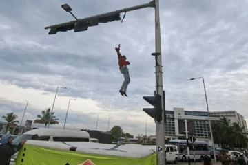 ජනාධිපති කාර්යාලය ඉදිරිපිට සංඥා කුළුණට නැගි පුද්ගලයා තොණ්ඩුවත් එක්ක බිම වැටෙයි - වැටුණු ගමන් ගහන්න එපැයි මරලතෝනි තියයි[PHOTOS]