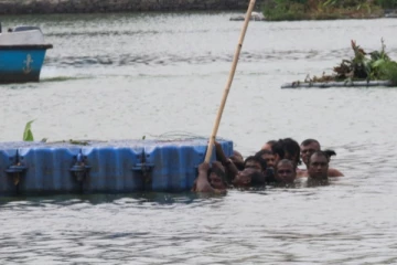 மகிந்தவுக்காக வந்து சவப்பெட்டி வாகனத்தில் சென்ற அரசியல்வாதிகள்