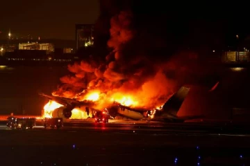 நிலநடுக்கம், சுனாமியை அடுத்து ஜப்பானில் கோர சம்பவம்: நெருப்பு கோளமான பயணிகள் விமானம்