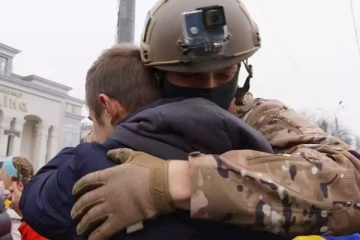 கண்ணீரில் குளித்த உக்ரைன் வீரர்கள்!(Photos)