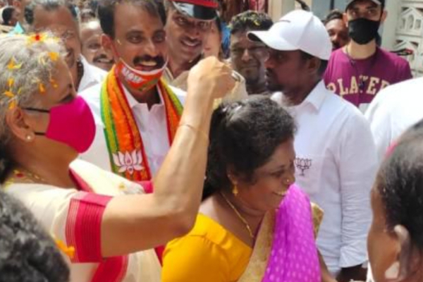 பிரச்சாரத்தின்போது பெண்ணுக்கு தலையில் பூ சூட்டிய நிர்மலா சீதாராமன் | Nirmala Sitharaman Puts Flower Woman Head Campaign