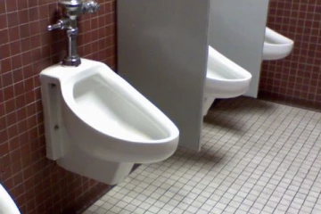 කටුනායක ජාත්‍යන්තර ගුවන් තොටුපොළේ, පිරිමි වැසිකිළියක තිබී හමු වූ දේ..