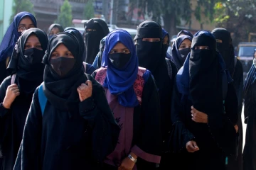 ‘’ ஹிஜாப் விவகாரத்தை  தேசிய பிரச்சனையாக்காதீங்க ‘’  - மாணவிகள் மேல்முறையீட்டை விசாரிக்க உச்ச நீதிமன்றம் மறுப்பு