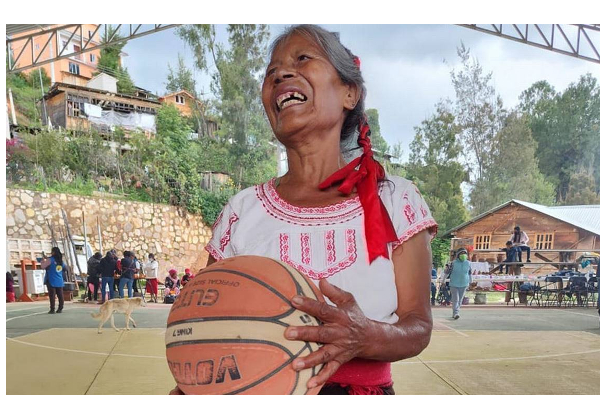 71 வயதில் கூடைப்பந்து விளையாடி இளைஞர்களை திணற வைத்த பாட்டி - ட்ரெண்டிங் வீடியோ! | 71 Year Old Granny Plays Basketbal Viral Video