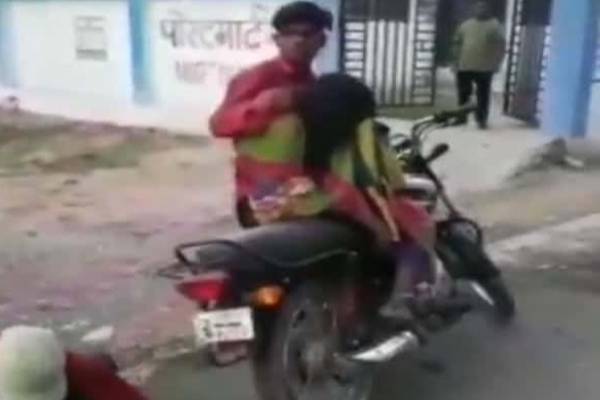 தாயின் சடலத்தை பைக்கில் கொண்டு சென்ற மகன்கள்! கண்கலங்க வைக்கும் காட்சி | Mother Body Travel In Bike With Sons Viral Video