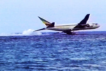 நடுக்கடலில் தரையிறக்கப்பட்ட விமானம்.. தண்ணீரில் போராடிய உயிர்கள்! என்ன நடந்தது? வெளியான வீடியோ