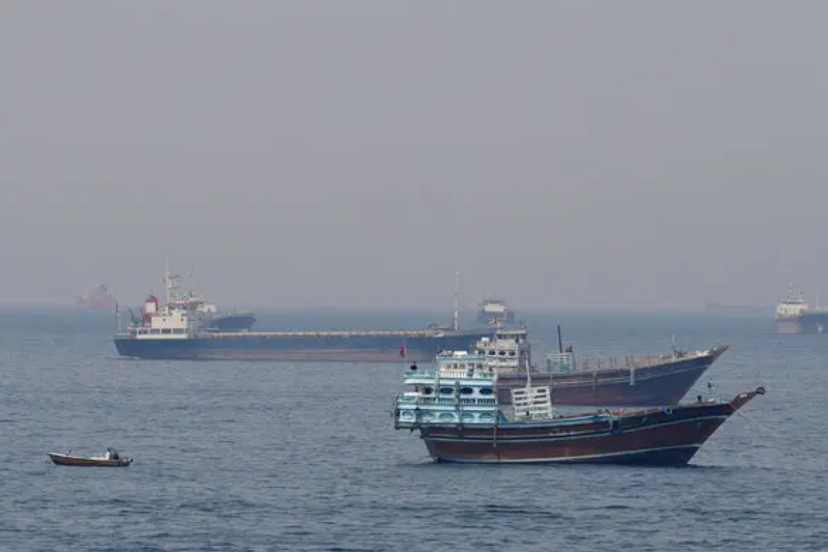 மிகப் பாரிய 34 கப்பல்களை இரவோடு இரவாக கடத்திய ஈரான்.. ஹோர்முஸ் முற்றுகையில் ட்ரம்பிற்கு காத்திருந்த ஏமாற்றம்! | 34 Iran Tankers Slip Past Us Hormuz Blockade