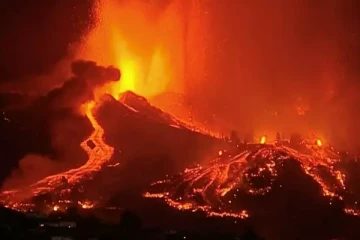 ஸ்பெயினில் மீண்டும் வெடித்துச் சிதறும் எரிமலை - வீடுகள், வாழைத்தோட்டங்கள் சேதம்