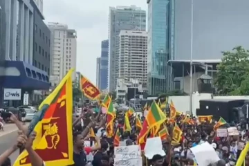 கொழும்பு கொள்ளுப்பிட்டி வீதி ஆர்ப்பாட்டக்காரர்களால் முற்றாக முடக்கம்