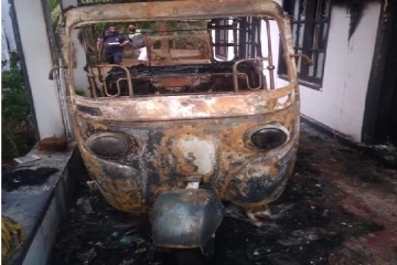 வீட்டில் நிறுத்தி வைக்கப்பட்டிருந்த முச்சக்கரவண்டிக்கு  தீ வைப்பு - பொலிஸார் தீவிர விசாரணை