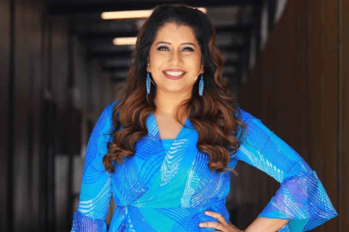 கணவருடன் இத்தாலியில் பிரியங்கா தேஷ்பாண்டே... பதிவில் சிக்கிய தகவல்! | Vj Priyanka Romantic Selfie With Husband Vasi