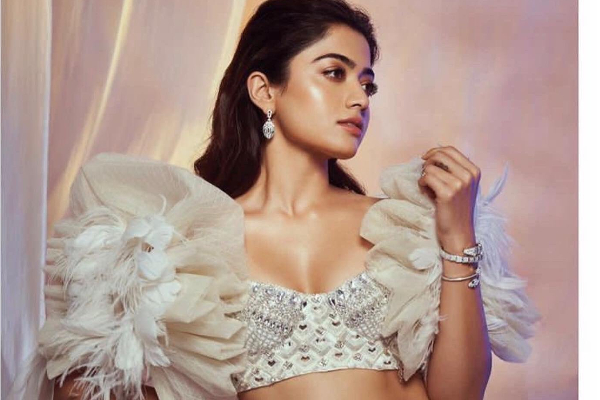 விவாகரத்து நடிகர் தனுஷுக்காக கோடம்பாக்கத்தில் செட்டிலாகிய விஜய் பட நடிகை.. இது நம்ம லிஸ்ட்லயே இல்லையே.. | Rashmika Who Has Landed In Kodambakkam For Actor