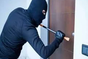 முல்லைத்தீவில் தனிமையிலிருந்த முதியவர் வீட்டில் திருட்டு (video)