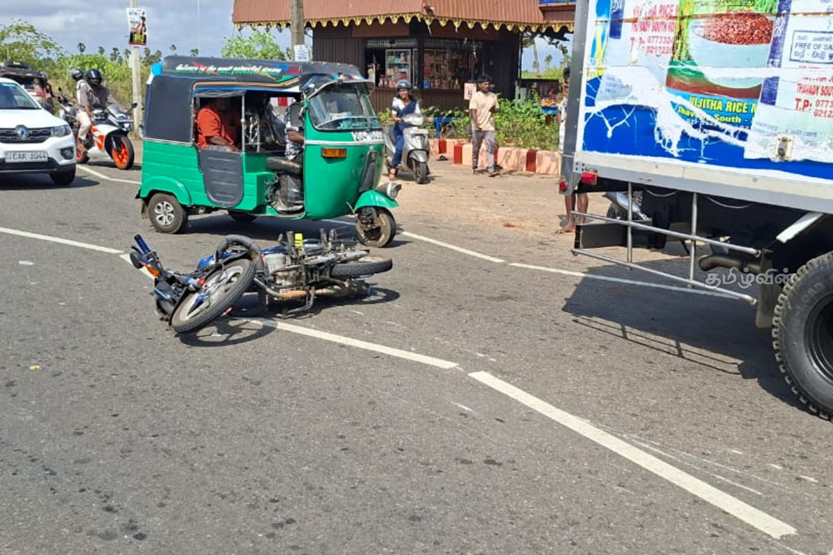 யாழ்.வல்லையில் இடம்பெற்ற கோர விபத்து : ஸ்தலத்தில் பலியான பூசகர் | Horrific Accident In Vallai Jaffna யாழ்.வல்லையில் இடம்பெற்ற கோர விபத்து : ஸ்தலத்தில் பலியான பூசகர் | Horrific Accident In Vallai Jaffna