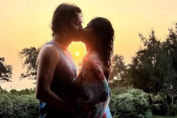 கணவருடன் லிப்-கிஸ் கொடுக்கும் நடிகை - வைரலாகும் புகைப்படம்