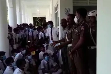 மட்டக்களப்பில் பதற்றம்- அனுமதியின்றி பாடசாலைக்குள் நுழைந்த போக்குவரத்து காவல்துறை! (காணொளி)