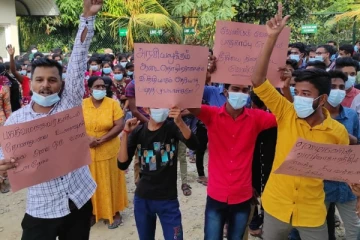 ஏறாவூரில் ஆடைத்தொழிற்சாலைகள் மீதான தாக்குதலை கண்டித்து கவனயீர்ப்பு போராட்டம் (Photos)