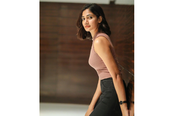 பிரபல நடிகையின் பிறந்தநாள் பார்ட்டியில் கலந்து கொண்ட பிக் பாஸ் லாஸ்லியா! யாருடன் பாருங்க.. | Losliya In Birthday Party