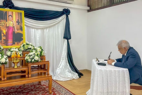 තායිලන්ත රැජිනට ශෝකය පල කරන්න රනිල් යයි | Ranil Pays Respect To Late Thai Queen තායිලන්ත රැජිනට ශෝකය පල කරන්න රනිල් යයි | Ranil Pays Respect To Late Thai Queen