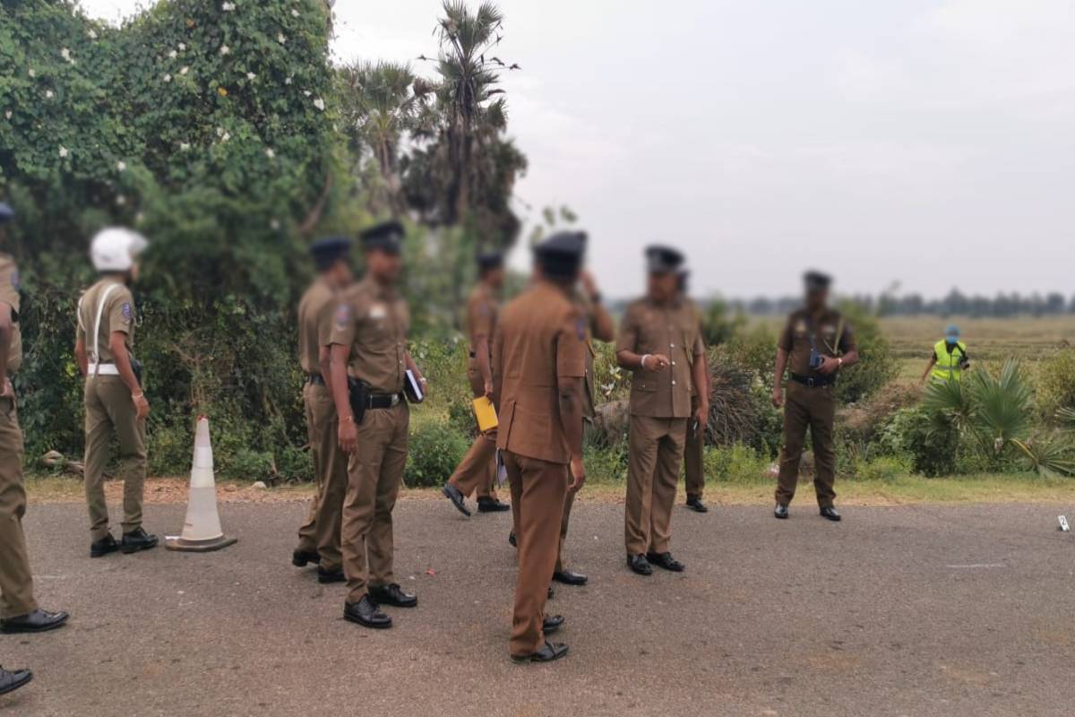 யாழில் நீதிமன்றம் சென்று திரும்பிய இருவர் மீது நடுவீதியில் சரமாரியான கத்திக்குத்து தாக்குதல் | Jaffna Brother And Sister Stabbed