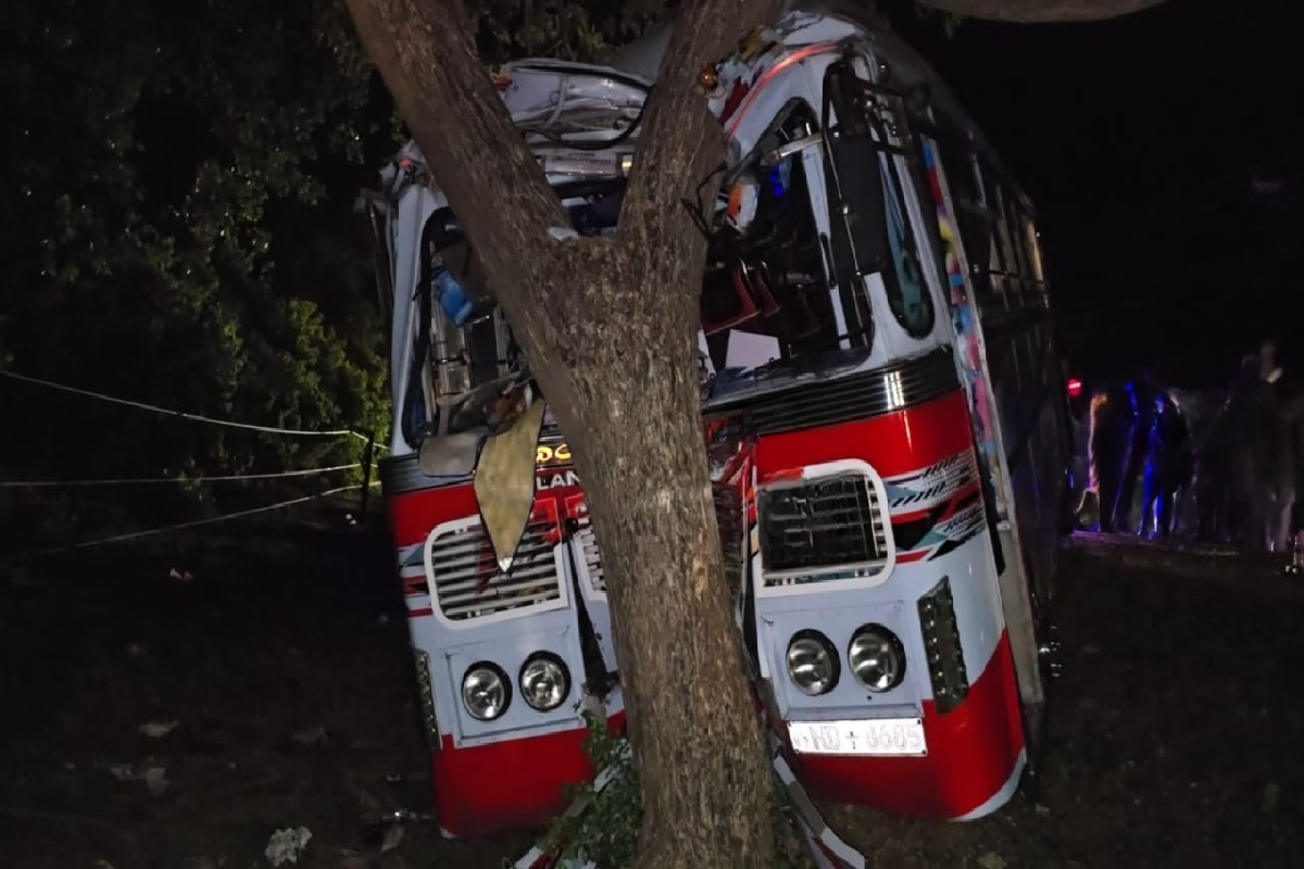 திருகோணமலையில் இன்றுமாலை பாரிய விபத்து : பலர் படுகாயம் | Accident In Trincomalee Several Injured