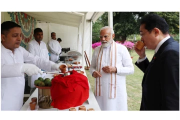 இந்திய உணவுகளை ருசித்து ரசித்த ஜப்பான் பிரதமர் - வைரலாகும் புகைப்படங்கள்