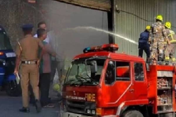 கொழும்பு கட்டிடமொன்றில் தீ விபத்து | Fire Breaks Out In A Building In Colombo