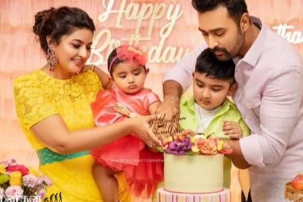 சினேகா வீட்டு விழாவில் மகளுடன் நடிகை மீனா... அம்மாவை மிஞ்சிய அழகில் ஜொலித்த நைனிகா! தீயாய் பரவும் புகைப்படம் | Sneha Function Meena House