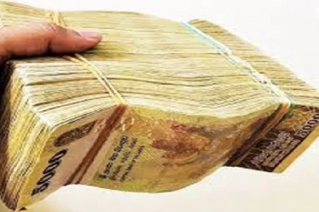 வங்கியின் முன்னால் விழுந்து கிடந்த ரூபா 50 இலட்சம் : பின்னர் நடந்த சம்பவம்