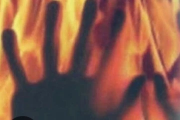 පොලිසිය තුළ එකවරම පුද්ගලයෙක් ගිනි තියා ගනි - සිය බිරිඳ වැළඳ ගැනීමට ද තැත් කරලා.