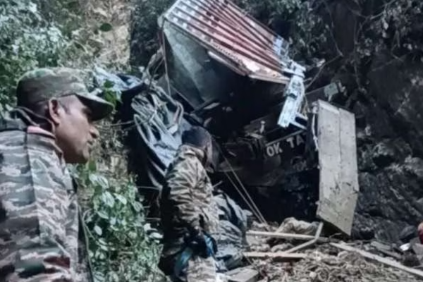 650 அடி பள்ளத்தில் கவிழ்ந்த லாரி - 21 பேர் உயிரிழப்பு; ஒருவர் மட்டும் பிழைத்தார் | 21 Dies In Truck Fell Into Deep Gorge In Arunachal 650 அடி பள்ளத்தில் கவிழ்ந்த லாரி - 21 பேர் உயிரிழப்பு; ஒருவர் மட்டும் பிழைத்தார் | 21 Dies In Truck Fell Into Deep Gorge In Arunachal