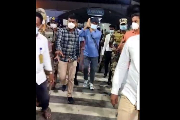 சென்னை திரும்பிய நடிகர் ரஜினி! தெய்வமே என விமான நிலையத்தை தெறிக்க விட்ட ரஜினி ரசிகர்கள்! | Rajini Chennai Arrive From America