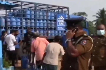 பொலிஸ் நிலையத்திற்குள் வைத்து எரிவாயு விநியோகம்:நீண்ட நேரம் வரிசையில் நின்று மயங்கி விழுந்த நபர்