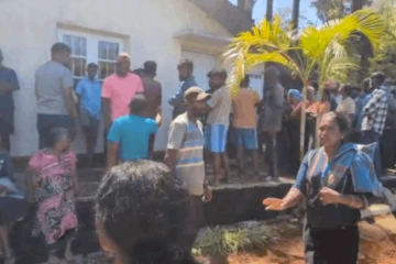 කොටගල වතුයායක මහා කලබලයක් - වතු අධිකාරීන්ට ගොම ප්‍රහාරයක් එල්ල කර කාර්යාලයේ හිර කරයි