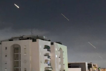 அதிகாலையில் திடீரென பறந்த ஆளில்லா விமானங்கள்... வான் பாதுகாப்பை பலப்படுத்திய ஈரான்