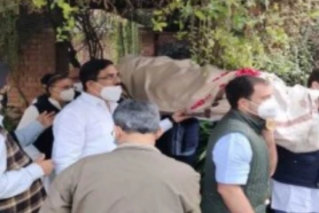 காங்கிரஸ் மூத்த தலைவர் இறுதி ஊர்வலத்தில் உடலை சுமந்து சென்ற ராகுல் காந்தி