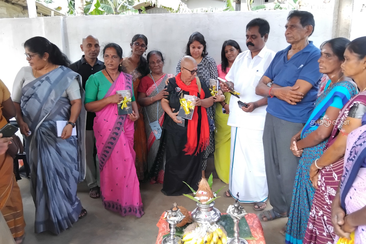 தமிழர் பகுதியில் தீச்சட்டி ஏந்தி போராட்டத்தில் குதித்த மக்கள் - அரசாங்கத்திடம் விடுத்துள்ள முக்கிய கோரிக்கை | Protest In Kilinochchi தமிழர் பகுதியில் தீச்சட்டி ஏந்தி போராட்டத்தில் குதித்த மக்கள் - அரசாங்கத்திடம் விடுத்துள்ள முக்கிய கோரிக்கை | Protest In Kilinochchi