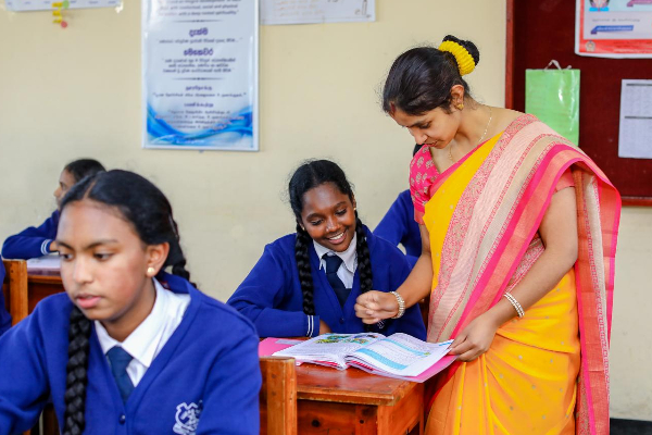 வாங்கும் சம்பளத்தில் 15 சதவீதம் ஆடைக்காக செலவழிக்கும் ஆசிரியர்கள்! | Teachers Spend 15 Percen Salary On Clothes