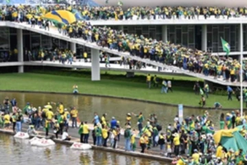 හිටපු ජනපතිගේ ආධාරකරුවන් සිය ගණනක් ජනපති මැදුරට කඩා වදියි.. (විදෙස්)