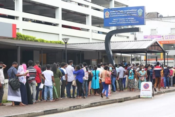 வெளிநாடு செல்ல வரிசையில் நிற்கும் இளைஞர்கள்! - அரசாங்கம் கூறும் காரணம்