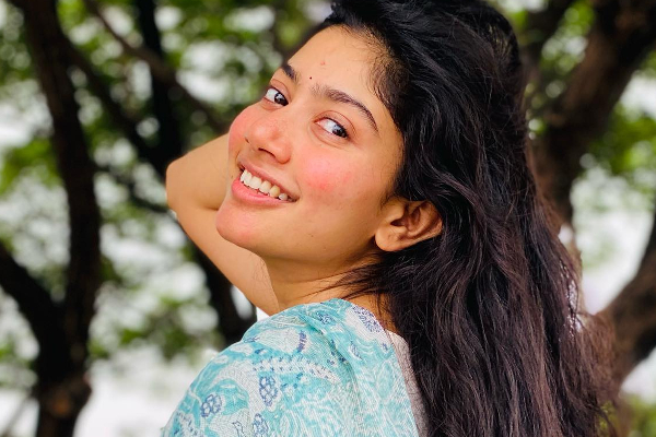 டாப் ஹீரோவின் மகனுக்கு ஜோடியாகும் சாய் பல்லவி! அவரை விட வயசு குறைந்தவரா | Sai Pallavi To Pair Aamir Khan Son Junaid Khan