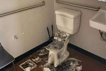 கழிவறை இருக்கைகளுக்கு அடியில் வைக்கப்பட்ட வெடிகுண்டுகள்... அதிர்ச்சி சம்பவம்