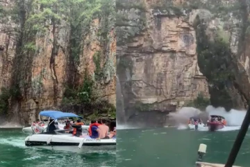 அலறித்துடித்த பயணிகள்... பல உயிர்களை பலி கொண்ட நீர்வீழ்ச்சி! நெஞ்சை பதை பதைக்கும் காட்சி