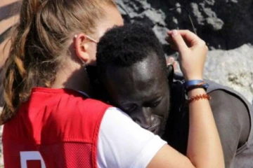 ஐரோப்பிய நாட்டிற்குள் நுழைய கடலில் நீச்சலடித்து வந்த அகதி! அதன் பின் நடந்த நெகிழ்ச்சி சம்பவம்: வைரலாகும் புகைப்படம்