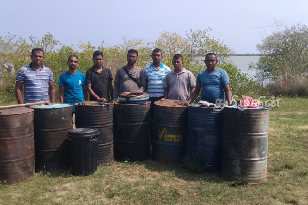 கசிப்பு உற்பத்தி நிலையம் முற்றுகை: சந்தேகநபர்கள் தப்பியோட்டம் | Vavniya Leaking Production Plant Siege கசிப்பு உற்பத்தி நிலையம் முற்றுகை: சந்தேகநபர்கள் தப்பியோட்டம் | Vavniya Leaking Production Plant Siege