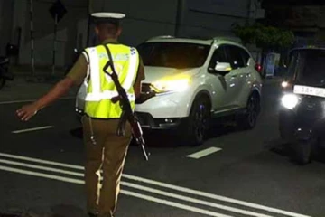 பயணத்தடையை மீறியதாக கைதானவர் பொலிஸ் வாகனத்திலிருந்து குதித்து மரணம்