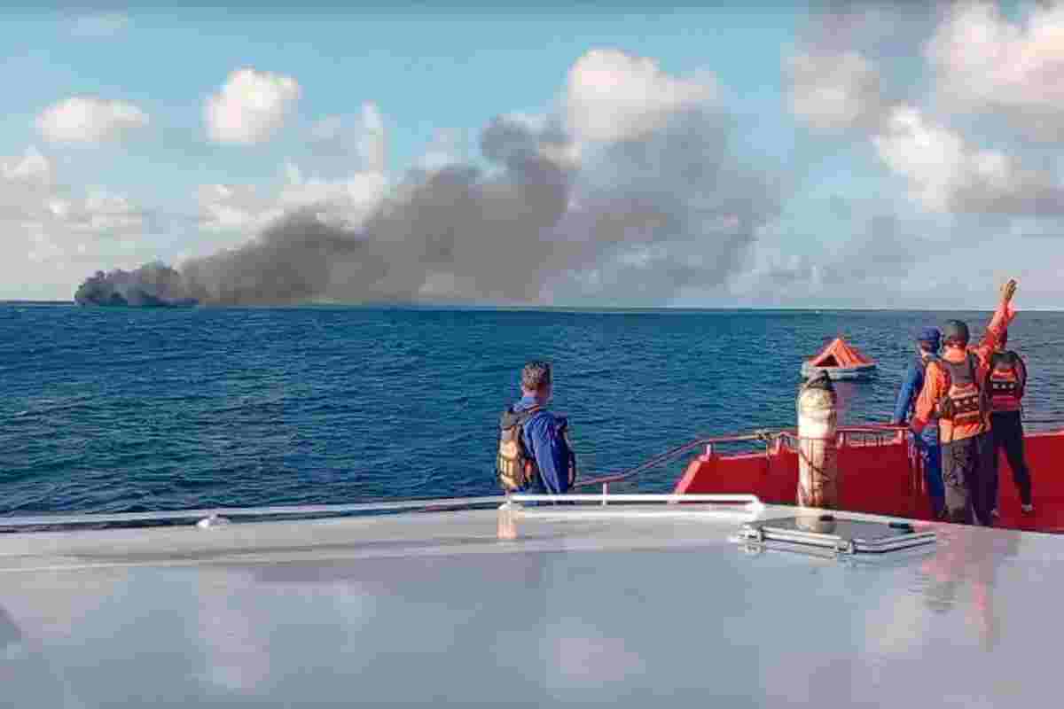 இந்தோனேசியாவில் பயணிகள் படகில் தீ விபத்து | Fire Breaks Out On Indonesian Boat